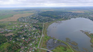 Вид на памятник природы «Дудергофские высоты» и Дудергофское озеро (фото из архива Дирекции)