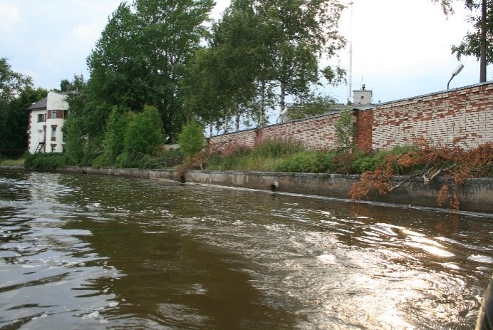 Рис. 7А. Техногенный тип берега: бетонный парапет у Сестрорецкой водопроводной станции